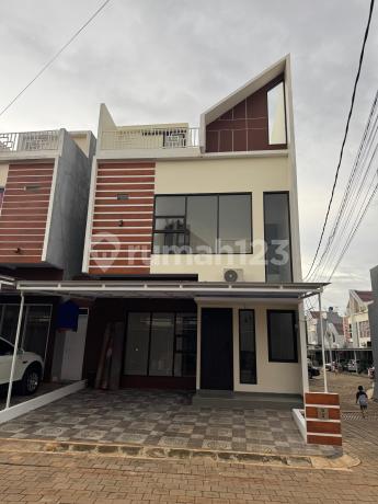 Rumah 2 ½ Lantai di Cimuning Mustikajaya