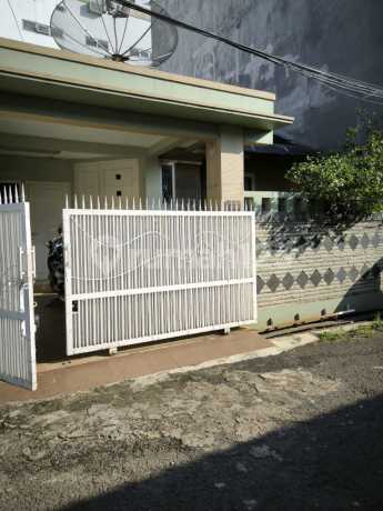 Strategic House in Kampung Tengah East Jakarta, Easy Public Access