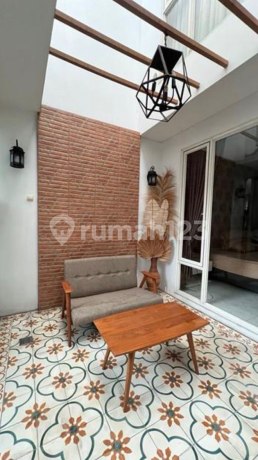 Rumah Bagus Semi Furnished 4 BR Lidah Wetan dekat Pakuwon Mall dan Unesa