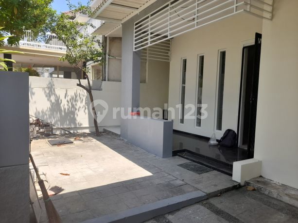 Ready-to-occupy house, strategic location in West Surabaya area.