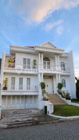 Second Classic House di Villa Bukit Regency Pakuwon Indah! Rumah Split Level Full Furnish Kondisi Terawat Siap Pakai! Dekat Pakuwon Mall Dekat Spazio Rumah Full Furnish Siap Huni Dekat Unesa Dekat Commercial Area Dekat Graha Famili Dekat Gwalk Dekat Inter Second Classic House di Villa Bukit Regency Pakuwon Indah! Rumah Split Level Full Furnish Kondisi Terawat Siap Pakai! Dekat Pakuwon Mall Dekat Spazio Rumah Full Furnish Siap Huni Dekat Unesa Dekat Commercial Area Dekat Graha Famili Dekat Gwalk Dekat Inter