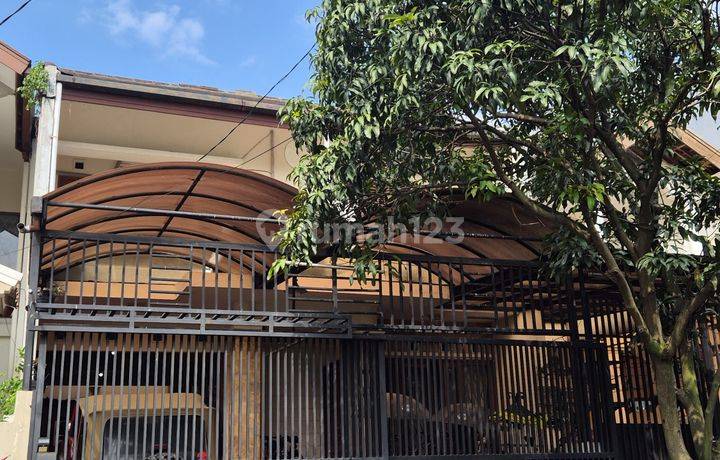 Dijual Rumah 2 Lantai Siap Huni di Komplek Istana Regency 2
