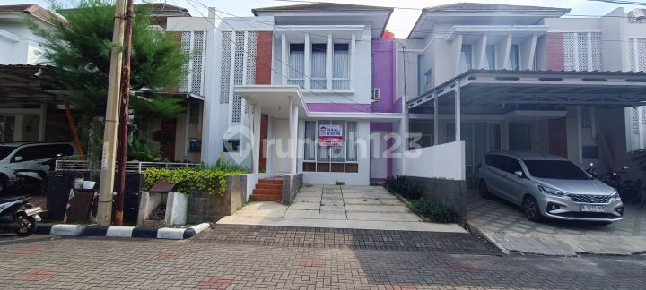 Hanya 10 menit dari akses dari stasiun dan gate tol. Bukit Cimanggu City rumah 2 lantai siap huni