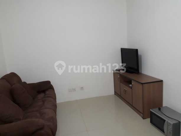 Sewa Apartemen Cosmo Mansion 1 Bedroom Lantai Tengah Semi Furnished