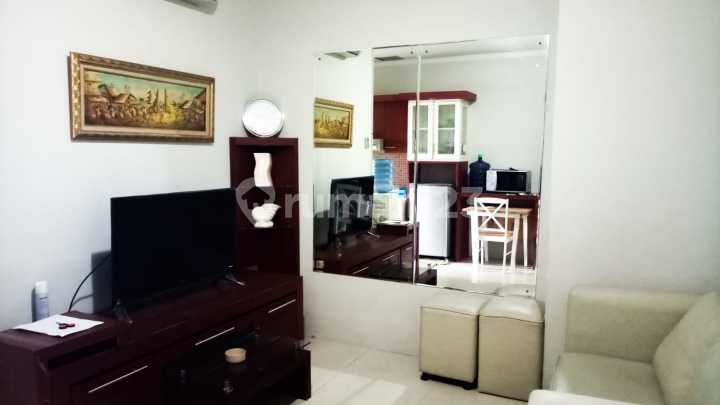 Disewakan Apartemen Cosmo Mansion 1 Bedroom Lantai Sedang Furnished