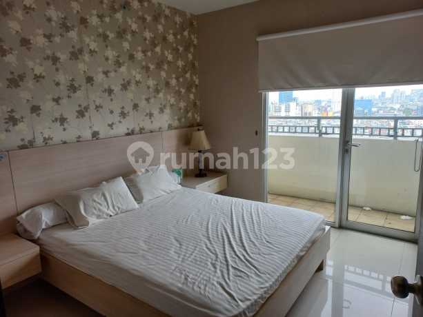 Sewa Apartemen Cosmo Mansion 1 Bedroom Lantai Tengah