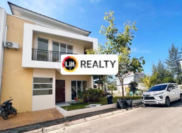2-Story Hook House in Monde Residence Housing Complex