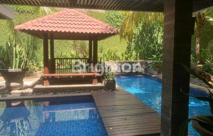 Rumah Cantik dengan kolam renang Pakis Argosari mayjen Sungkono Surabaya barat
