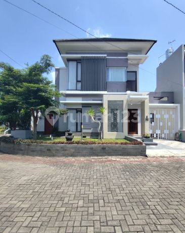 Rumah Mewah Strategis 2 Lantai Istimewa Fully Furnished Dalam Perumahan Elite Security 24 Jam Di Jalan Palagan Dekat Hotel Hyatt