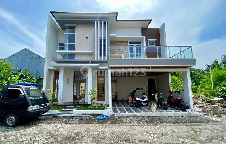Turun Harga!!!!!rumah Mewah Premium 2 Lantai Fully Furnished Dengan Kolam Renang Pribadi Dalam Perumahan Merapi Regency Indah Jalan Kaliurang Km 9 Dekat Ke Kampus Ugm