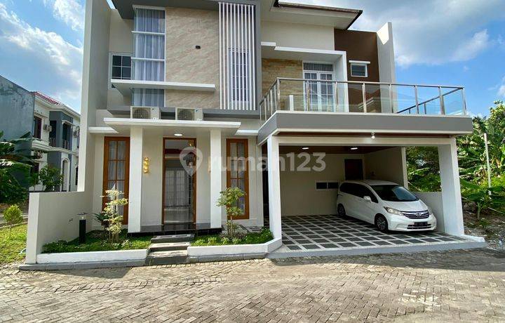 RUMAH MEWAH PREMIUM 2 LANTAI FULLY FURNISHED DENGAN KOLAM RENANG PRIBADI DALAM PERUMAHAN MERAPI REGENCY JALAN KALIURANG KM 9 DEKAT KE KAMPUS UGM DAN UII