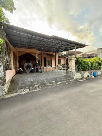Rumah Mewah Asri dengan Tanah Luas di Maguwoharjo Depok Sleman Dekat Pasar Stan Maguwo