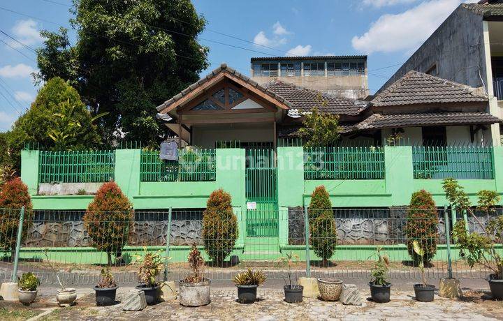 Rumah Tengah Kota di Perumahan Srondol Asri, Semarang Atas
