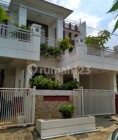 Rumah Megah di Pulo Permatasari Dekat Galaxy City