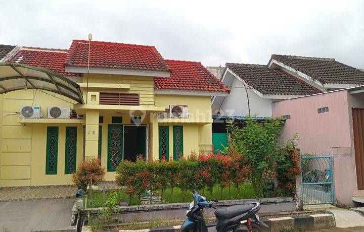 DIJUAL RUMAH KOMPLEK BANDARA RESIDENCE PALEMBANG – Free AC Tiap Kamar