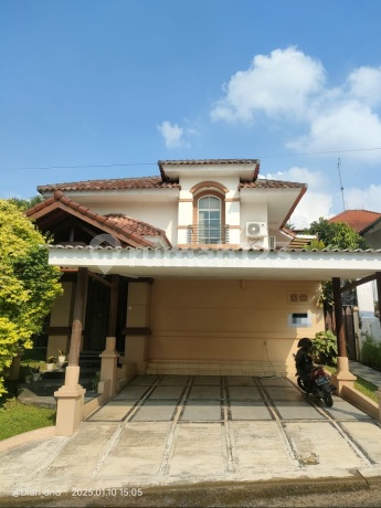 Rumah Ada Kamar Utama di Bawah Asri Dengan Halaman Luas Di Klaster Mediterania Golf Hill Sentul City Bogor