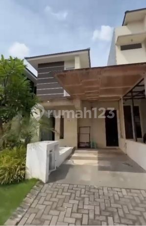 Rumah 2 Lantai Dian Istana Moca Verbana Hadap Selatan
