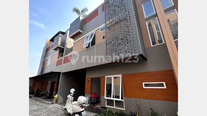RUMAH 3 LANTAI DENGAN ROOFTOP & JACUZZI, SIAP HUNI DEKAT TOL BRIGIF