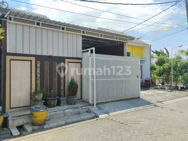 Rumah Bagus Terawat Di Insani Regency Lamongan