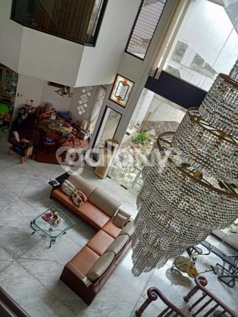 Rumah Dharmahusada Permai Surabaya 2 Lantai Hadap Tenggara Semi Furnish