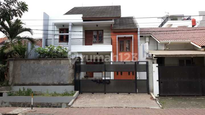 Dijual Rumah Siap Huni di Lingkungan Komplek Yang Aman Dan Nyaman di Bukit Duri, Tebet Hub 0813-Satu Delapan Tiga Delapan-Satu Delapan Tiga Delapan.