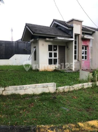 Rumah Hoek, Halaman Luas di Cibubur Country Rumah Hoek, Halaman Luas di Cibubur Country