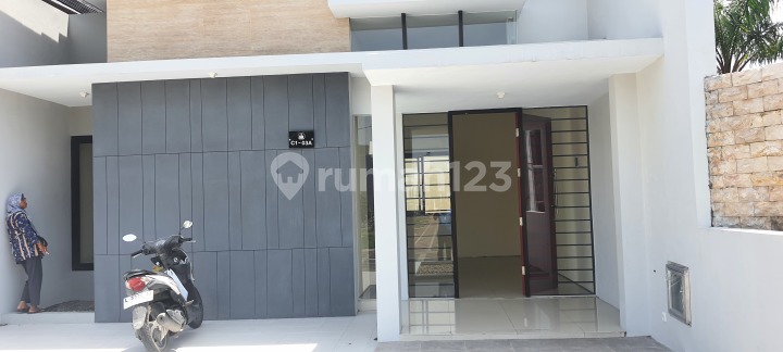 Rumah Minimalis Pojok di Grand Royal Regency Sidoarjo Rumah Minimalis Pojok di Grand Royal Regency Sidoarjo