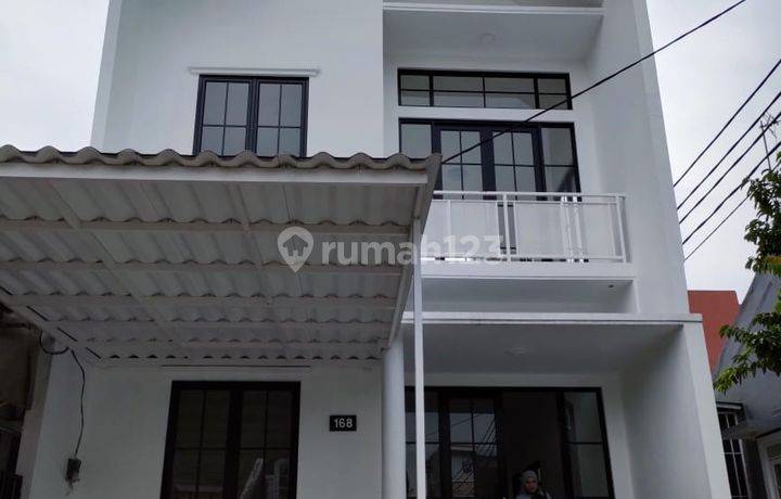 Rumah Siap Huni Dua Lantai Taman Venesia Sentul City Bogor