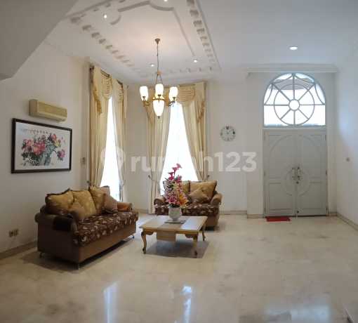 House In A Luxurious Neighborhood