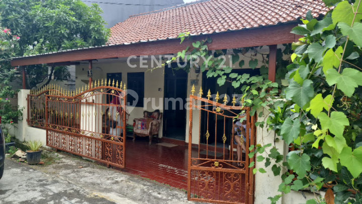 House in Pulo Gebang Indah Complex, Comfortable and Green Environment