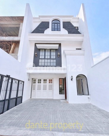 Selangkah ke Smabel New Modern Classic 3 Lantai W/ Rooftop