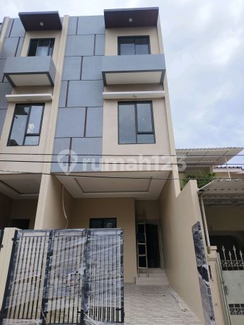 Rumah Baru 3 Lantai di Villa Tomang Mas Duri Kepa