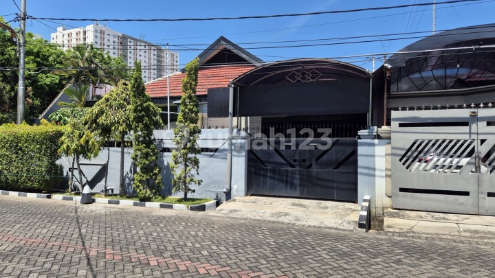 Well-Maintained Old House for Sale in Manyar Kartika, City Center