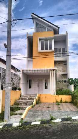 Rumah Bagus 2 Lantai Villa Bukit Sengkaling Malang Gmk03956