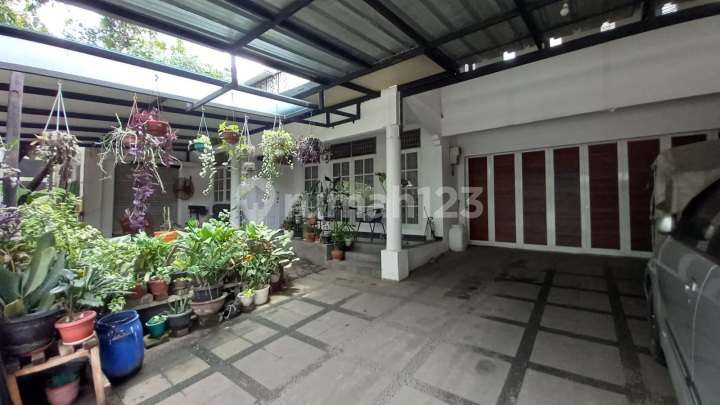 Dijual Cepat....Rumah 2 Lantai bisa untuk Komersil Jalan Depan Lebar di Bintaro Sektor 9