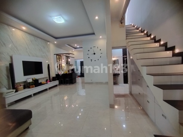 Rumah Mekar Wangi 2 Lantai Renovasi Bagus SHM di Kompleks Mekar Wangi Bandung, Mekar Wangi