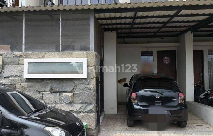 Rumah Modern Minimalis De Casa Residence Wiyung. Bagus Terawat Siap Huni Dengan Kualitas Bangunan Premium. Row Jalan 3 Mobil. Hadap Timur. Dekat Raya Wiyung Dan Tol Surabaya Mojokerto