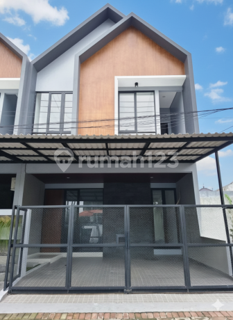 Sell New 2-Story House in Manyar Tirtoyoso Sell New 2-Story House in Manyar Tirtoyoso