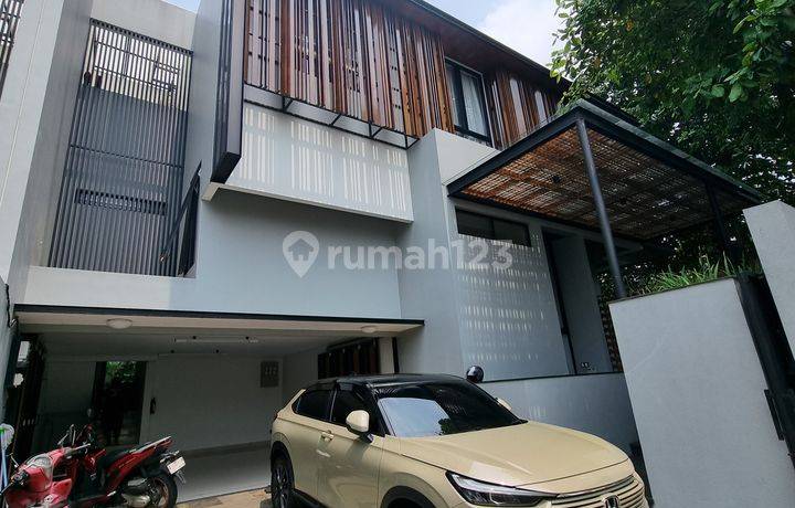 Dijual Rumah dgn kolam renang dan akses 2 mobil bebas banjir di Kemang