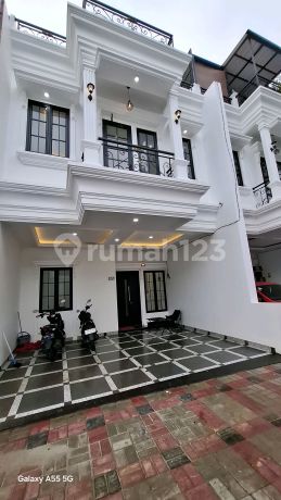 Rumah Bagus Dekat Stasiun Depok Baru