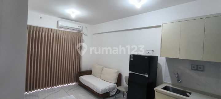 Apartemen Skyhouse 2 Kamar Tidur Semi Furnished Strategis Dekat Aeon 