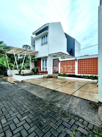 Rumah 2 Lantai Metland Cileungsi Ada Kolam Renang