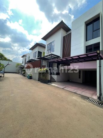 CILANDAK TOWNHOUSE MODERN POOL LUXURY