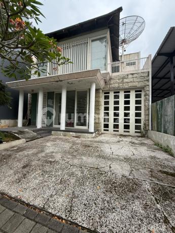 Dijual rumah 2 lantai modern minimalis di grand Eastwood citraland 10x21 