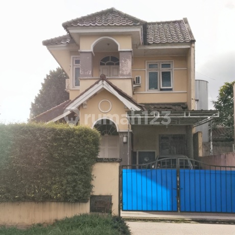 Rumah Besar di Telaga Kahuripan Parung Bogor