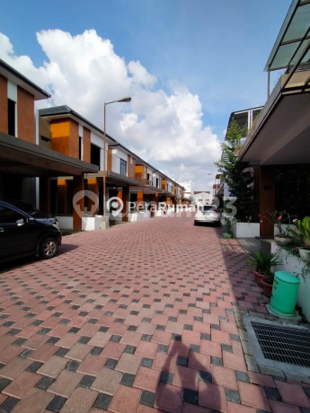 VILLA JALAN KARYA WISATA KOMPLEK J CITY CLUSTER J CROWN | DAERAH JOHOR