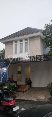 Di dalam komplek, jalan depan besar, dekat pusat kota