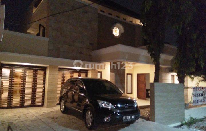 Rumah 2 Lantai Clasik Mewah Murah di Kodam Jatiwaringin Jakarta Timur