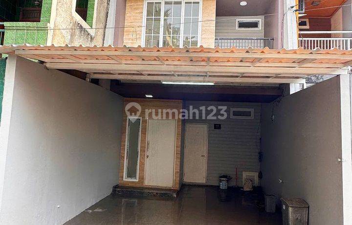 Dijual Rumah Full Renovasi Di Kalisari - Pasar Rebo, Jakarta Timur Dekat Kantor Lapan. Kamar Tidur 3+1, Kamar Mandi 3. Dekat Jalan Raya Bogor- Kantor Lapan- Brigif Kodam Jaya- Puskesmas Pasar Rebo- Masjid Abu Bakar Ash Shiddiq- Sd Negeri 10 Pekayon