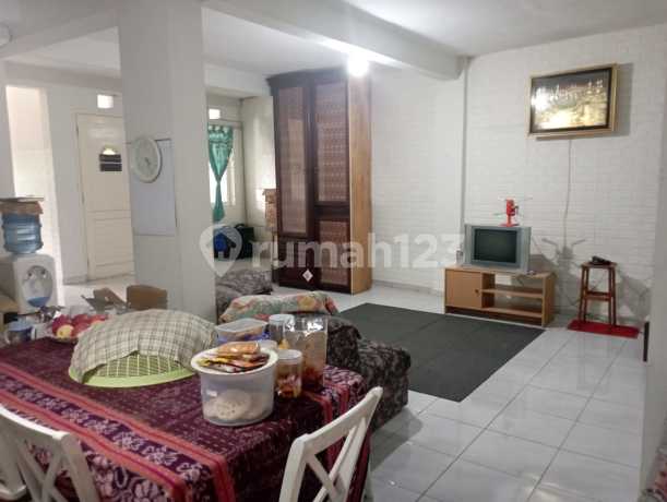 Rumah Luas Siap Pakai di Komplek Gegerkalong Permai Bandung Rumah Luas Siap Pakai di Komplek Gegerkalong Permai Bandung